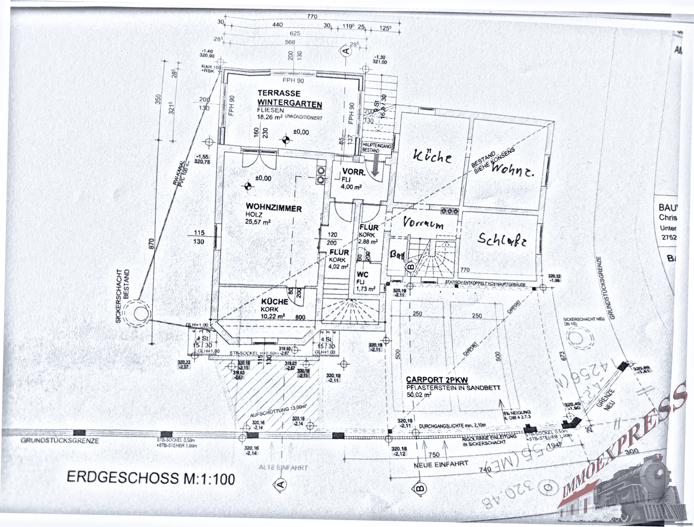 Grundriss des Erdgeschosses mit Wohnzimmer, Küche, Terrasse und Wintergarten.