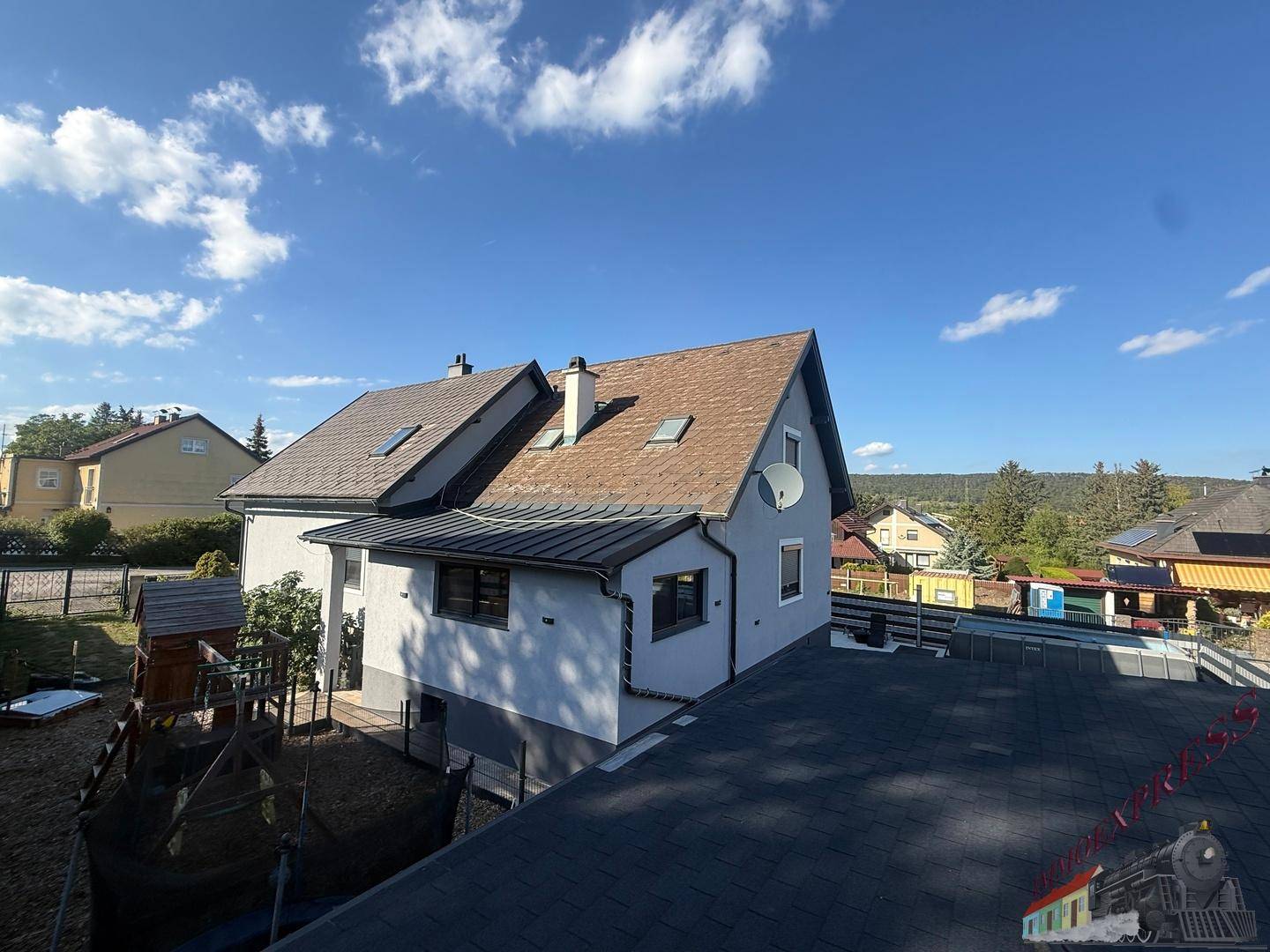 Vogelperspektive des Hauses mit Satteldach und umliegender Nachbarschaft.