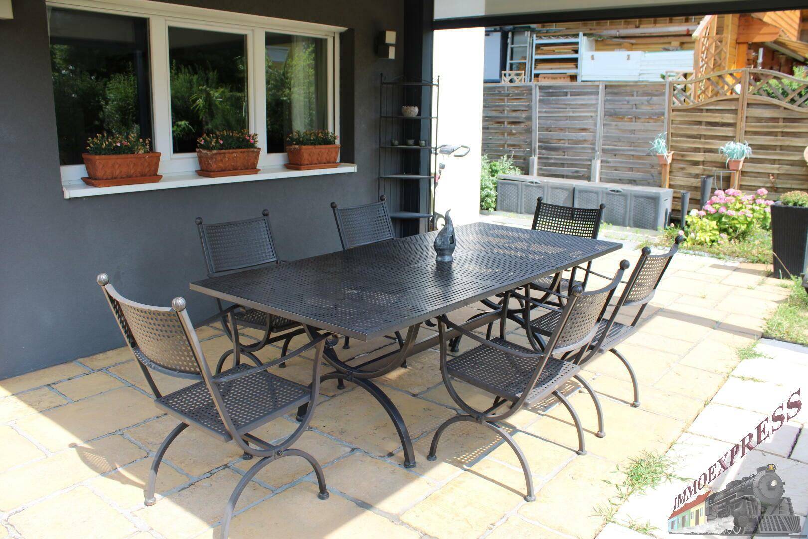 Terrasse Essbereich mit Leinwand für Filmabende und Pergola