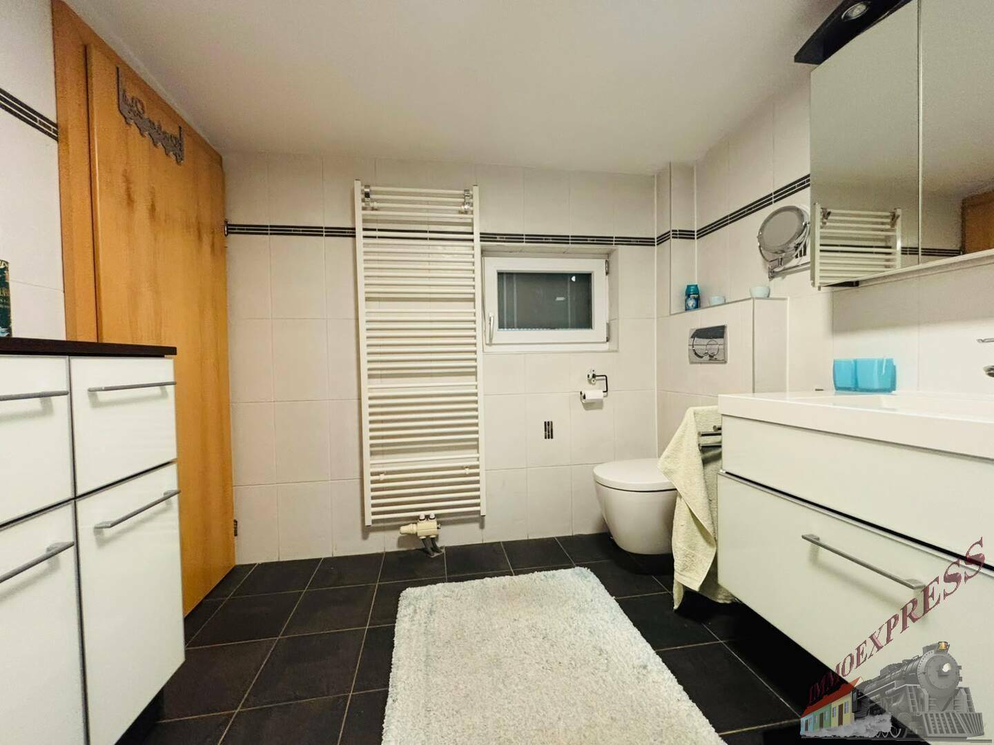 Badezimmer Gegenansicht | Toilette, Handtuchtrockner