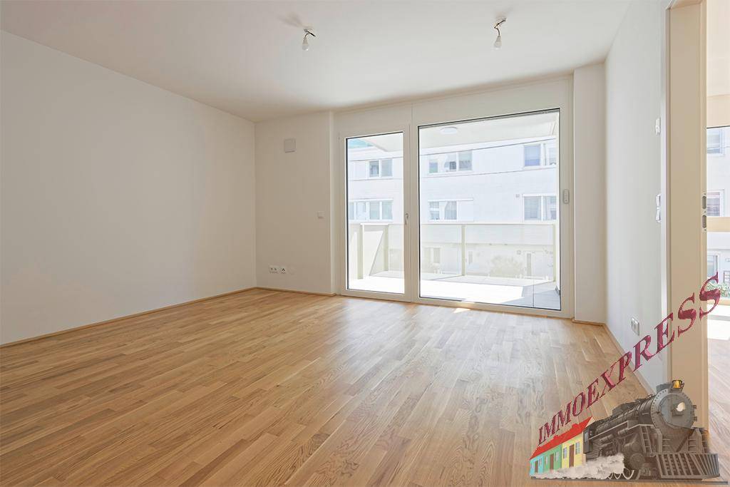 Heller Wohnraum mit Holzboden und breiter Fensterfront, die den Blick nach draußen freigibt.