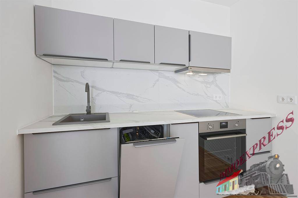 Detailansicht der modernen Küchenzeile mit grauen Schränken, Spülmaschine und Backofen.