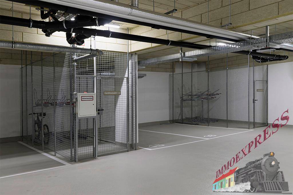 Tiefgarage mit Fahrradabstellplätzen und abschließbaren Gitterboxen für zusätzlichen Stauraum.