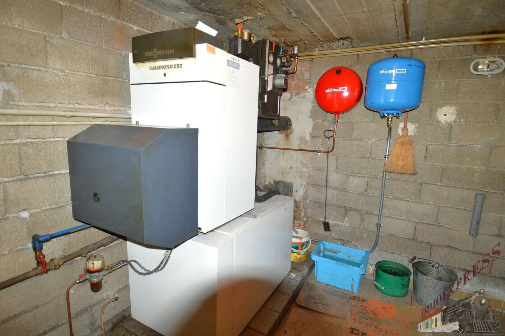 Kellerraum mit Heizungsanlage und Druckausgleichsbehältern, gut gewartet.