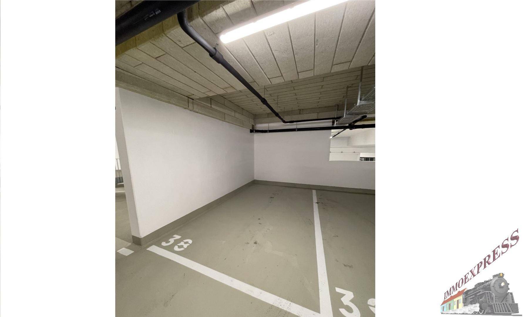 Tiefgaragenstellplatz mit Betonboden und klarer Nummerierung in einem Neubau.