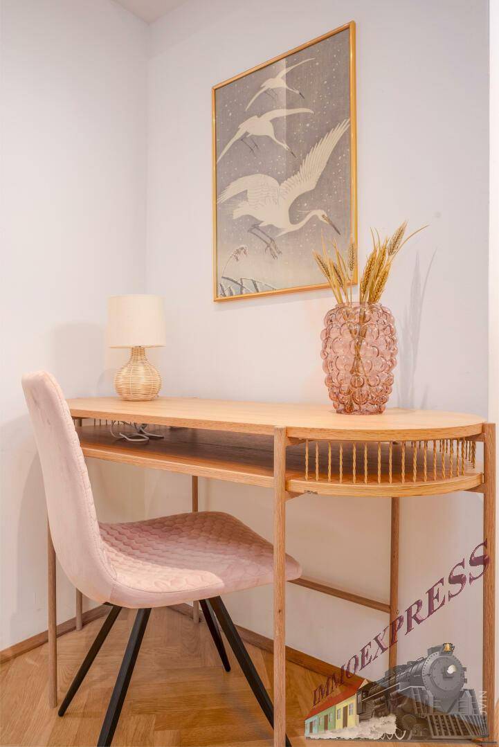 Detailansicht des Arbeitsbereichs mit Schreibtisch und Dekoration.