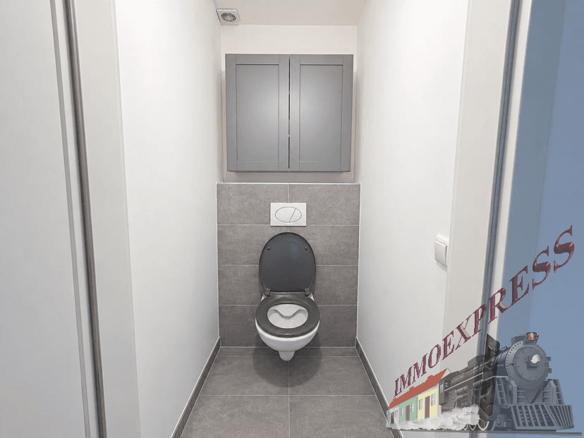 Modernes Gäste-WC mit Wand-WC, grauen Fliesen und kleinem Wandschrank.