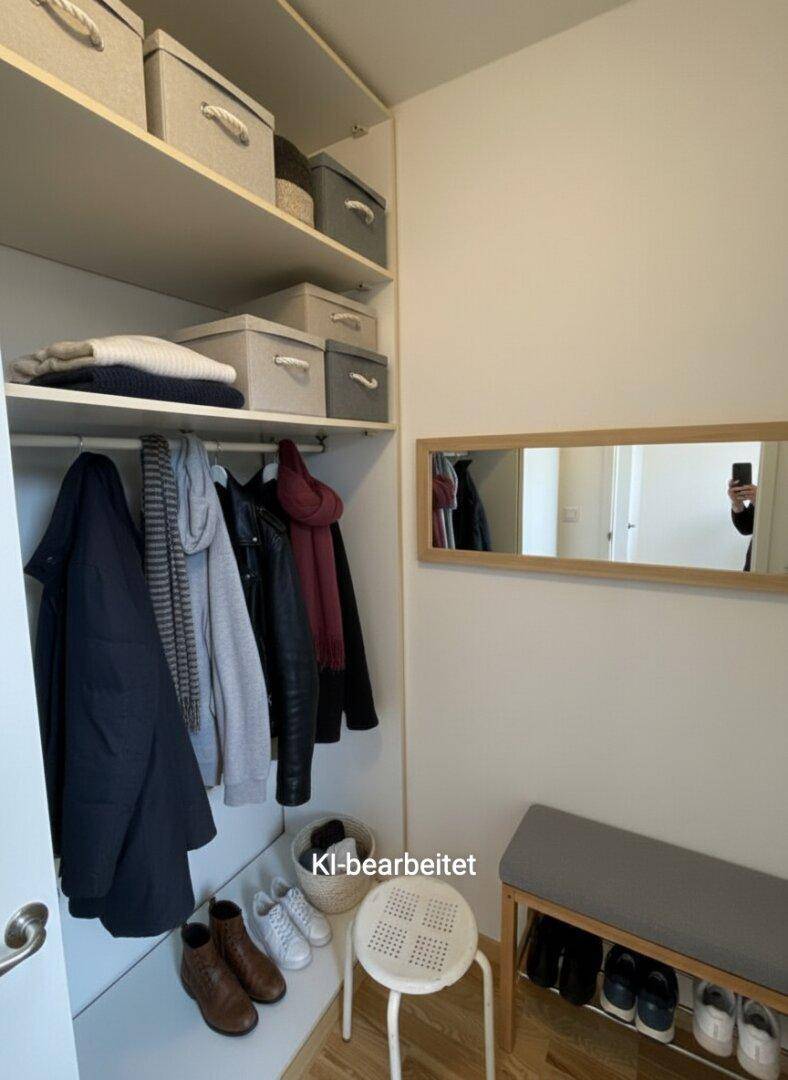 Praktischer begehbarer Kleiderschrank mit Regalen, Kleiderstangen und Sitzgelegenheit.