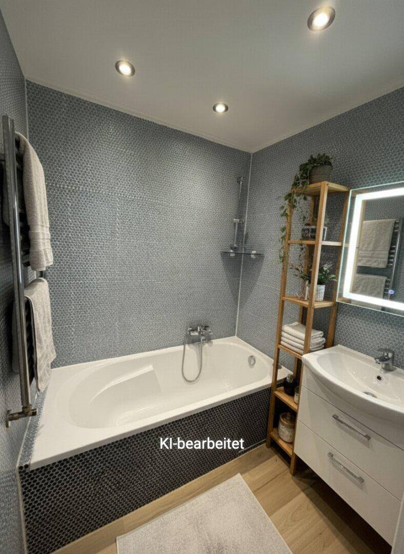 Modernes Badezimmer mit Badewanne, Waschbecken und blauen Mosaikfliesen.