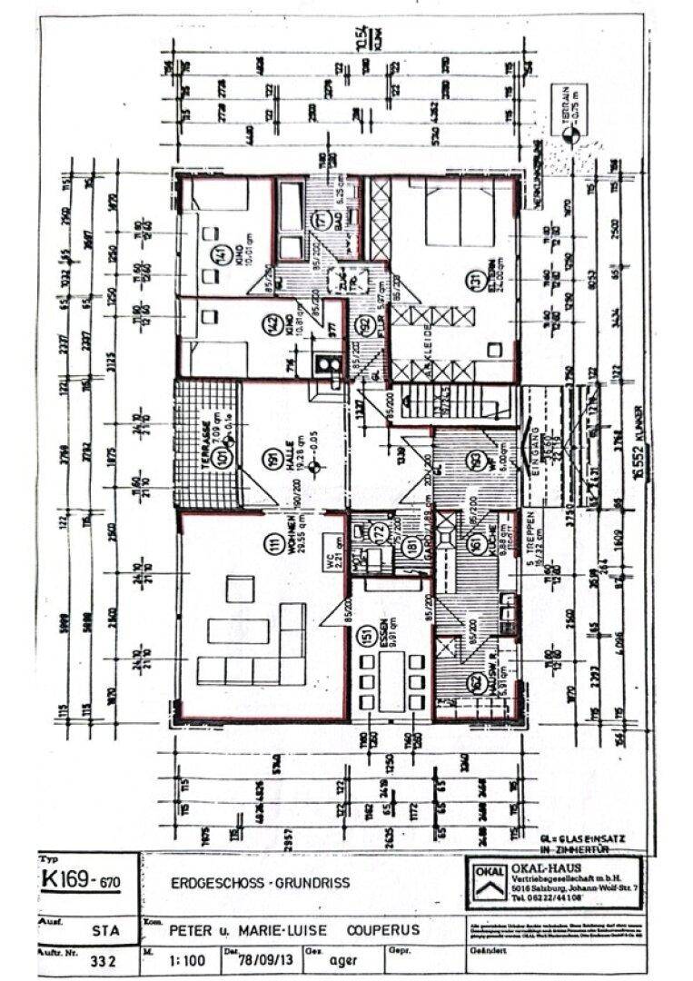 Grundriss des Erdgeschosses mit Wohnbereich, Küche, Schlafzimmern, Bädern und Terrassenzugang.