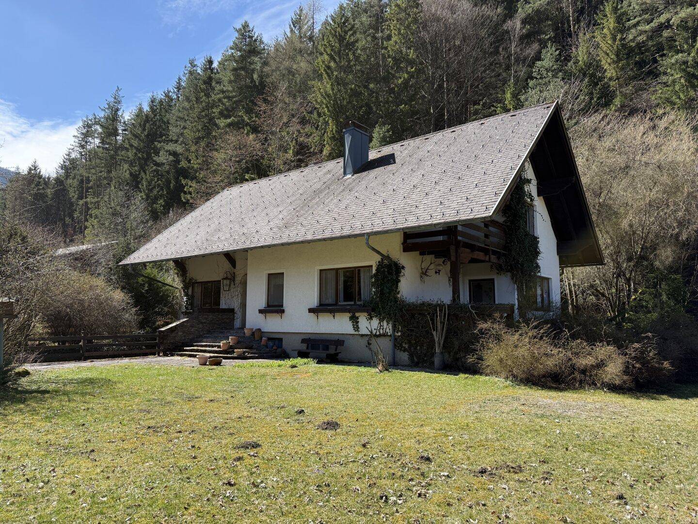 Charmantes Landhaus mit traditionellem Satteldach und weitläufigem Grundstück am Waldrand gelegen.