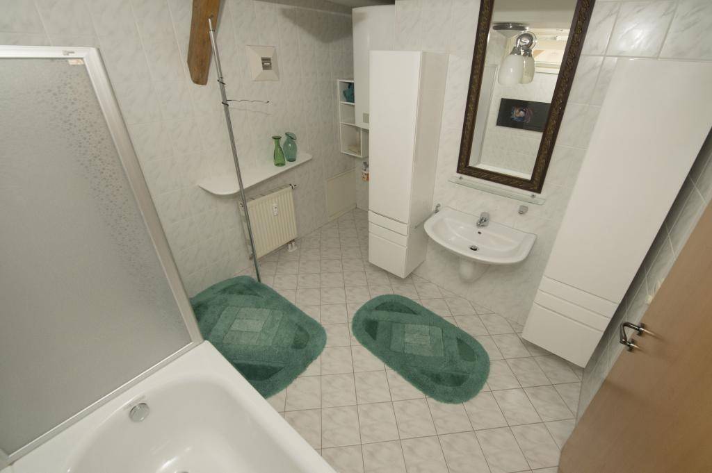 Bad mit Dusche und Wanne