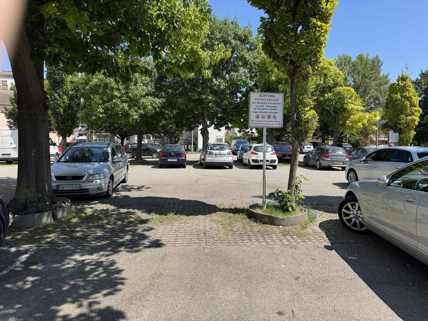 Freiflächen mit Parkplatz