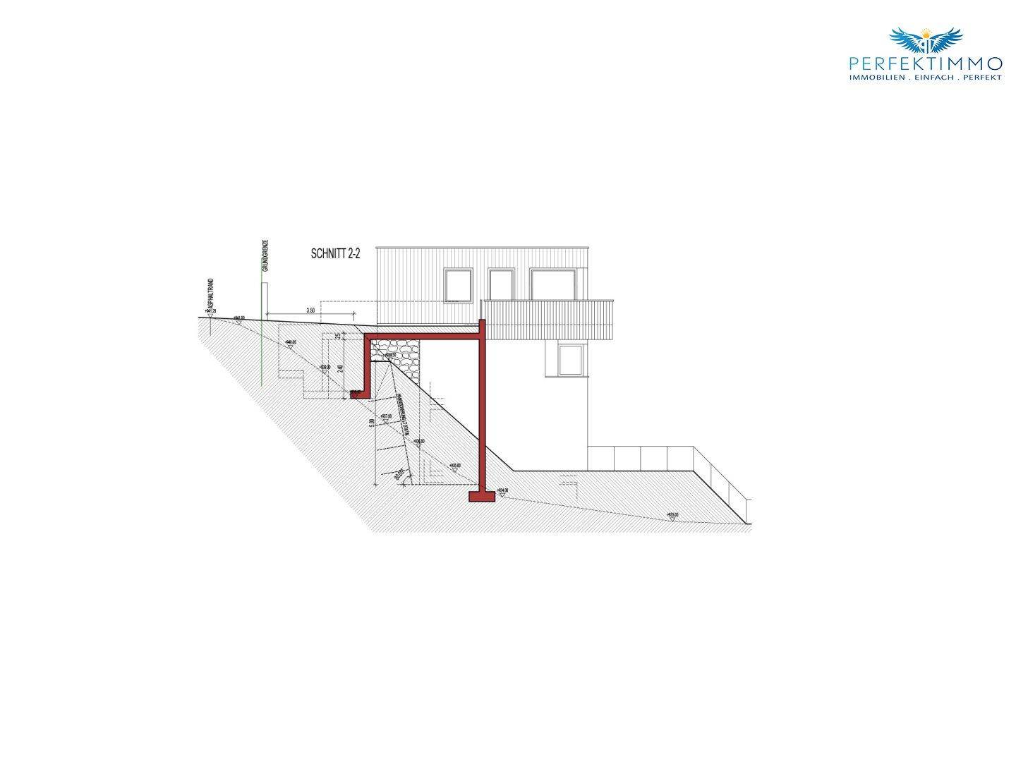 Gebäudeschnitt 2-2 zeigt die Hanglage des Grundstücks und die Anordnung der Terrassenbereiche.
