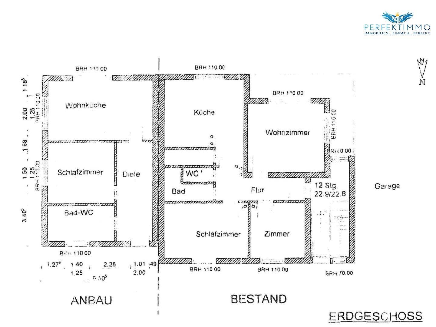 Grundriss des Erdgeschosses mit Wohnküche, Schlafzimmer und separatem WC.