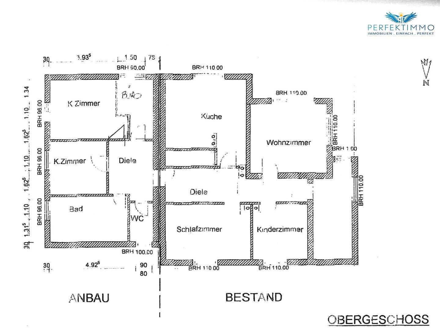 Grundriss des Obergeschosses mit Küche, Wohnzimmer und mehreren Schlafzimmern.