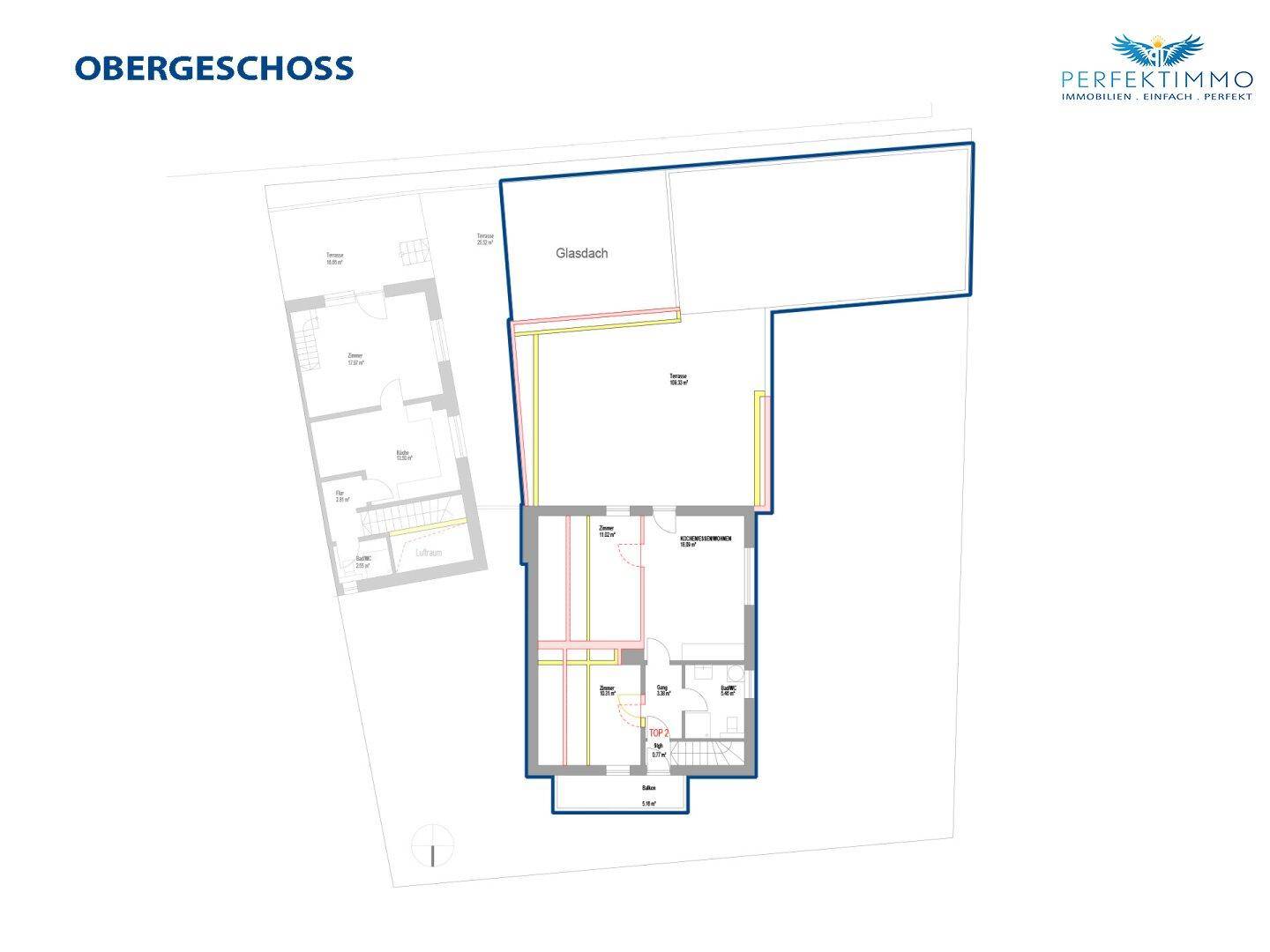 Grundriss des Obergeschosses mit Terrasse und Balkon, detaillierte Raumaufteilung.