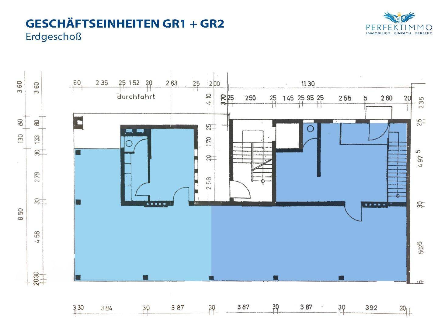Grundriss des Erdgeschosses mit zwei Geschäftseinheiten und Durchfahrt, inklusive Maßen und Treppenhaus.