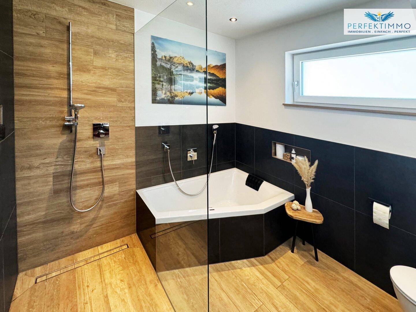 Helles Badezimmer mit moderner begehbarer Dusche, Eckbadewanne und Fenster.