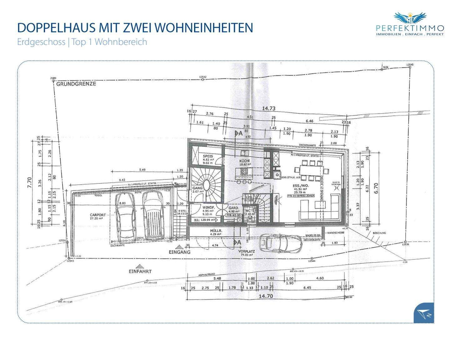 Grundriss des Erdgeschosses mit Wohnbereich, Küche, Carport und Eingangsbereich.