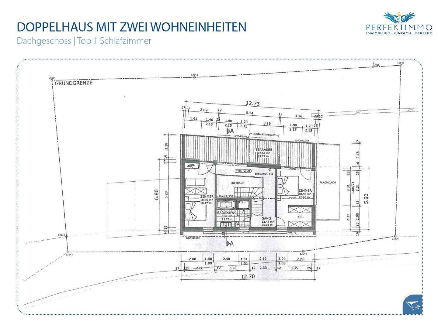 Grundriss des Dachgeschosses mit Schlafzimmern, Bad und einer großen Terrasse.