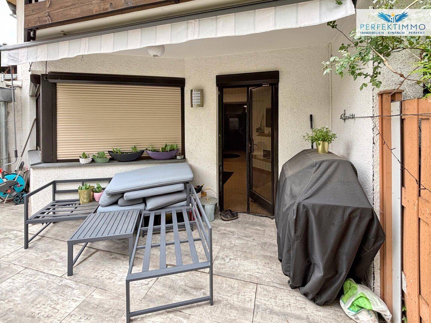 Geräumige Terrasse mit Gartenmöbeln, Markise und direktem Zugang zum Haus.