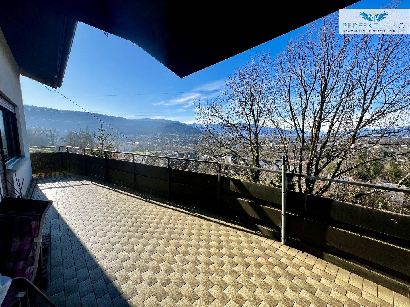 Geräumige, geflieste Terrasse mit viel Platz und weitem Blick über die Landschaft.