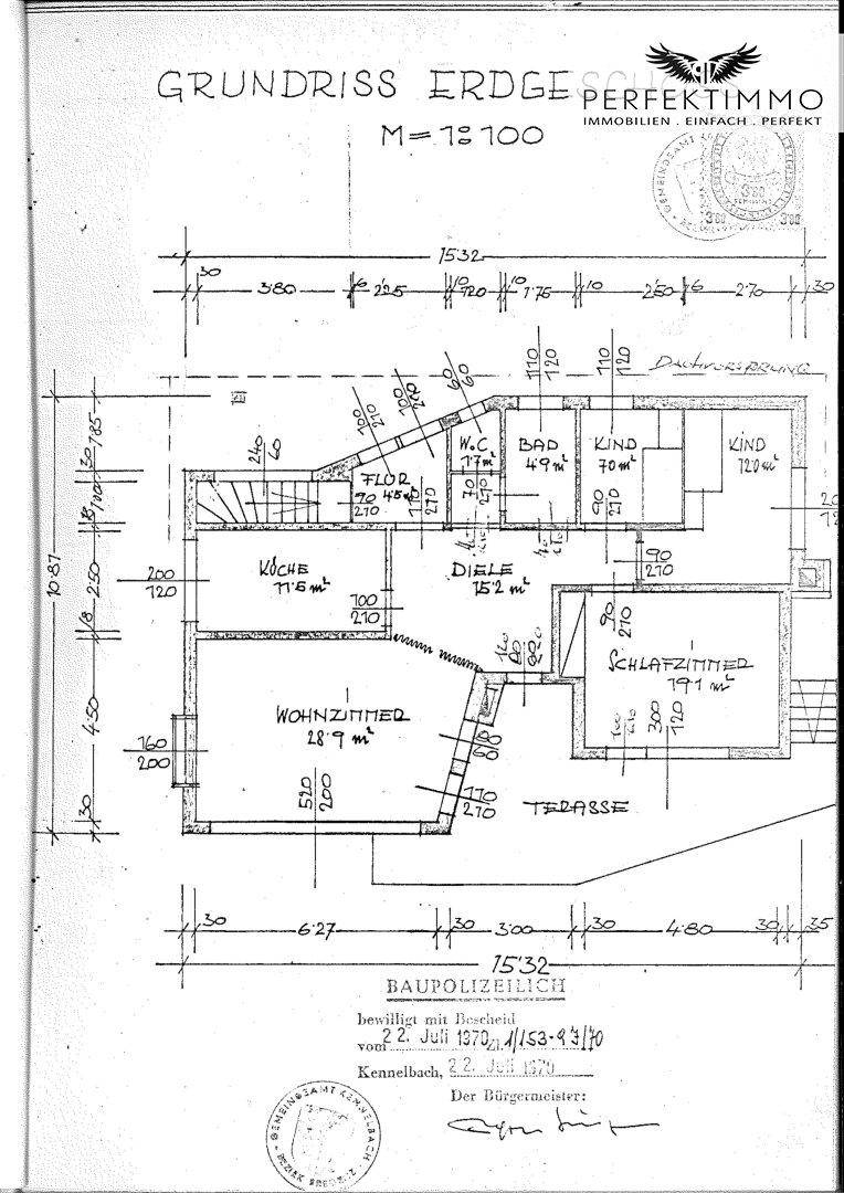 Grundriss des Erdgeschosses mit Wohnzimmer, Küche, Bad und Schlafzimmern.
