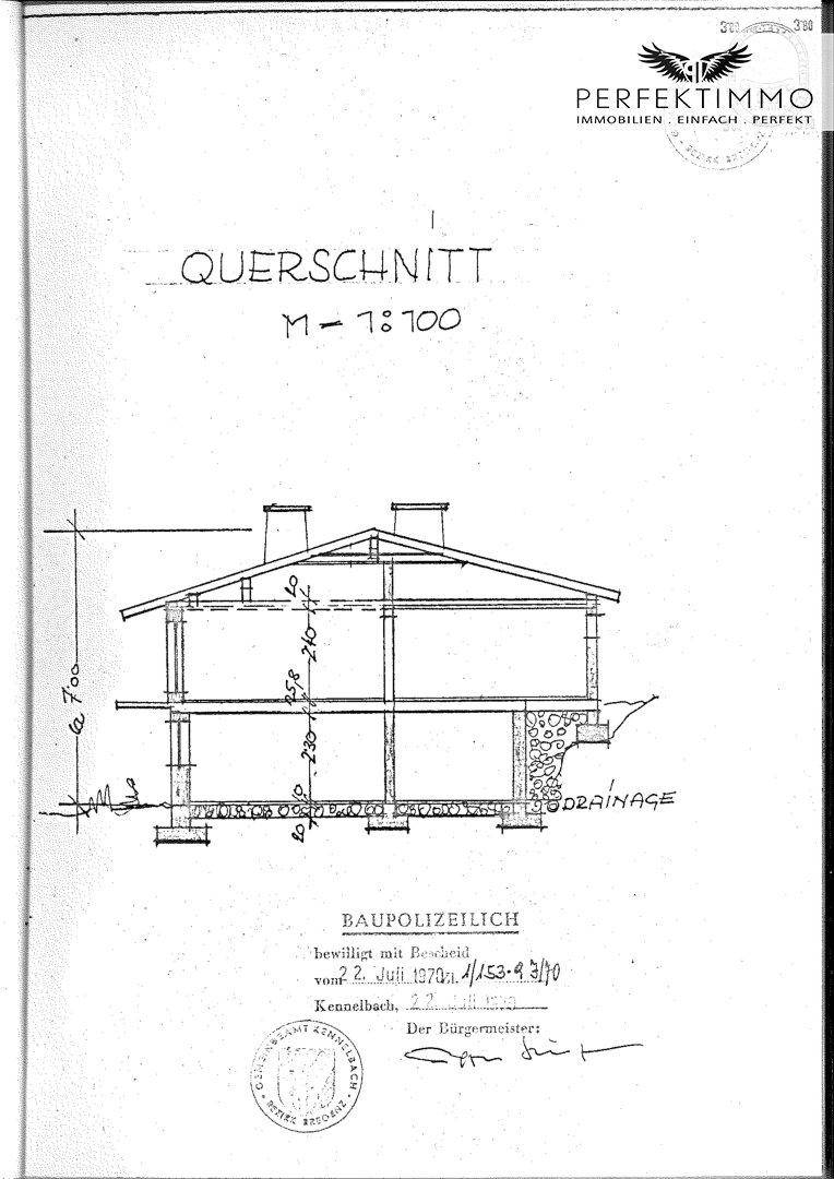Querschnittszeichnung des Hauses, die die verschiedenen Stockwerke und Dachkonstruktion zeigt.