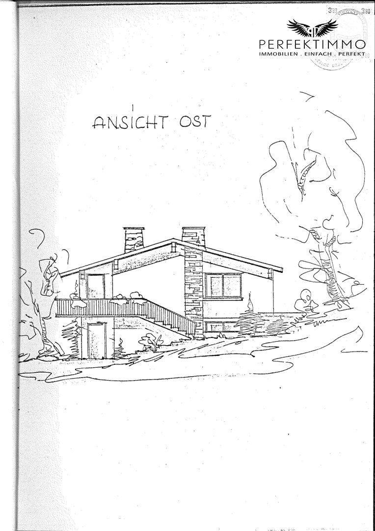 Ansichtszeichnung der Ostseite des Hauses mit Außentreppe und Balkon.