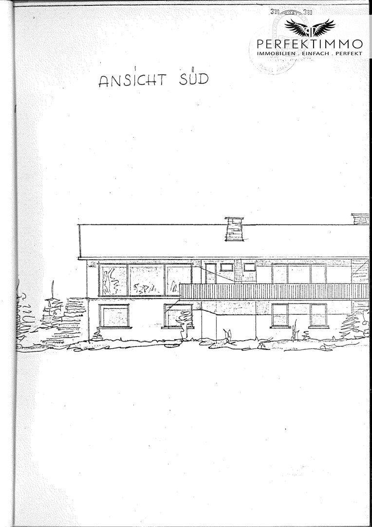 Ansichtszeichnung der Südseite des Hauses mit großen Fenstern und einem langen Balkon.