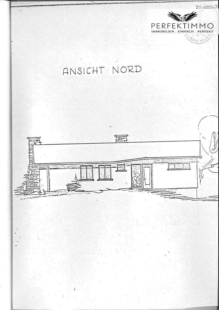 Ansichtszeichnung der Nordseite des Hauses mit Fenstern und Eingangsbereich.
