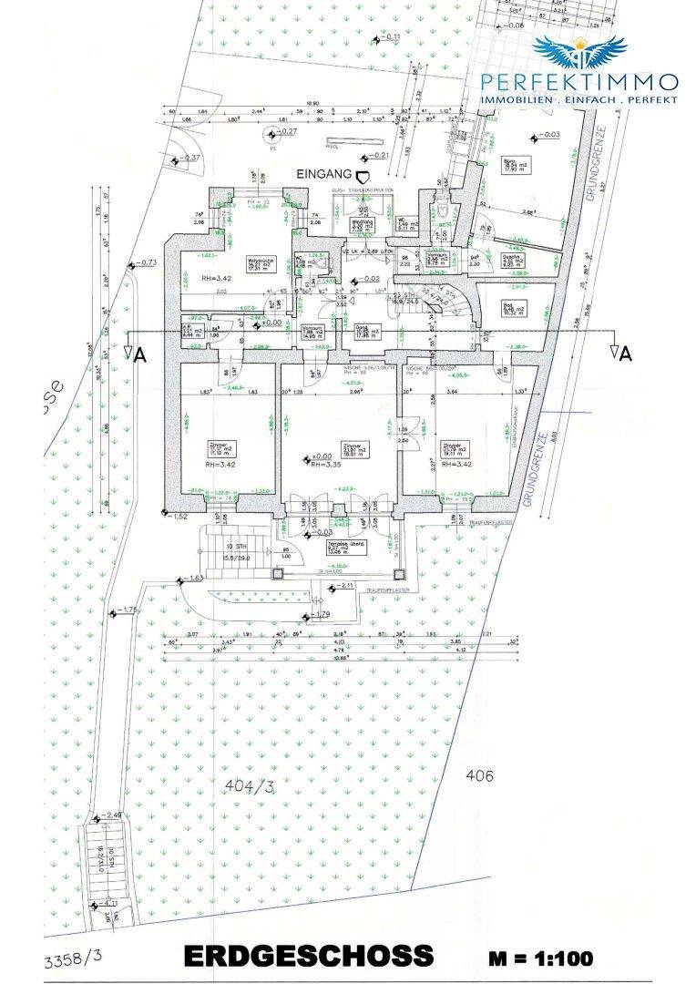 Grundriss des Erdgeschosses mit Eingangsbereich und verschiedenen Räumen.