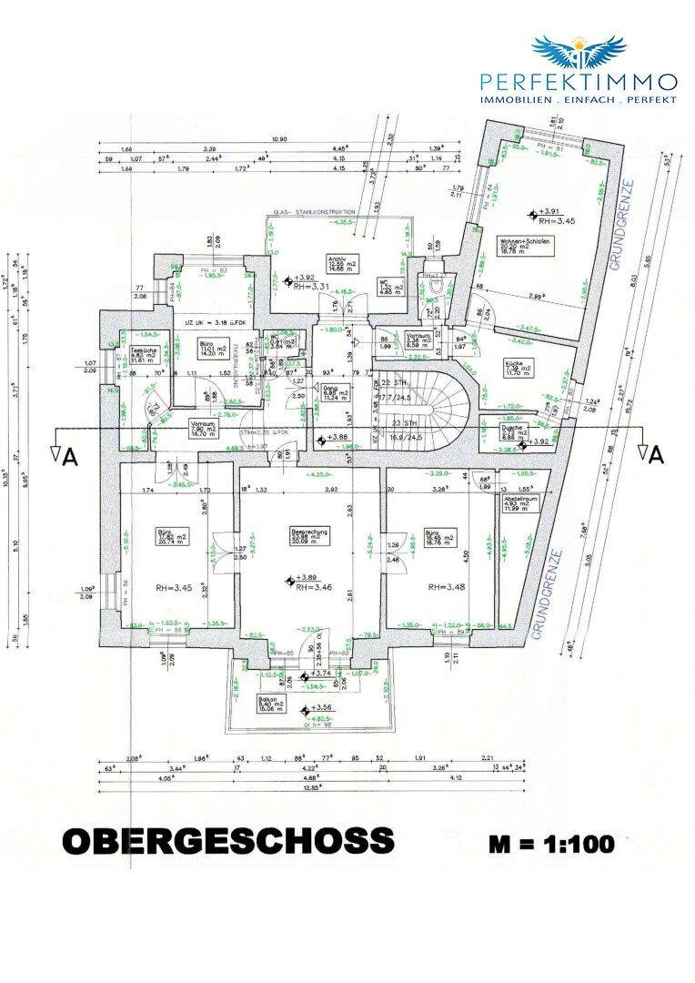 Grundriss des Obergeschosses mit mehreren Zimmern und Balkonzugängen.