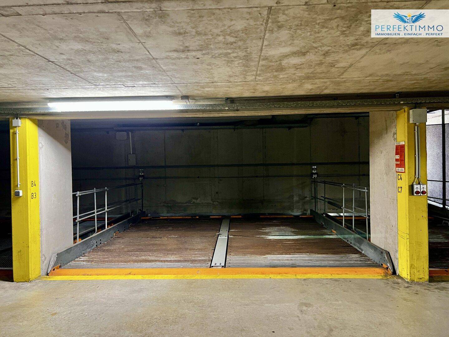 Eine Autohebebühne in der Tiefgarage, die für effizientes Parken auf mehreren Ebenen sorgt.