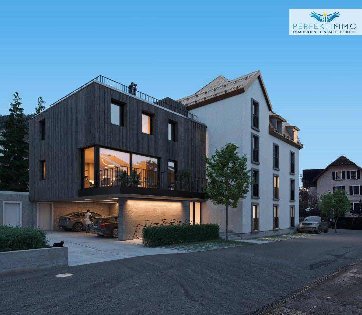 Moderne Architektur des Wohngebäudes bei Dämmerung mit integrierten Parkplätzen und Balkonen.