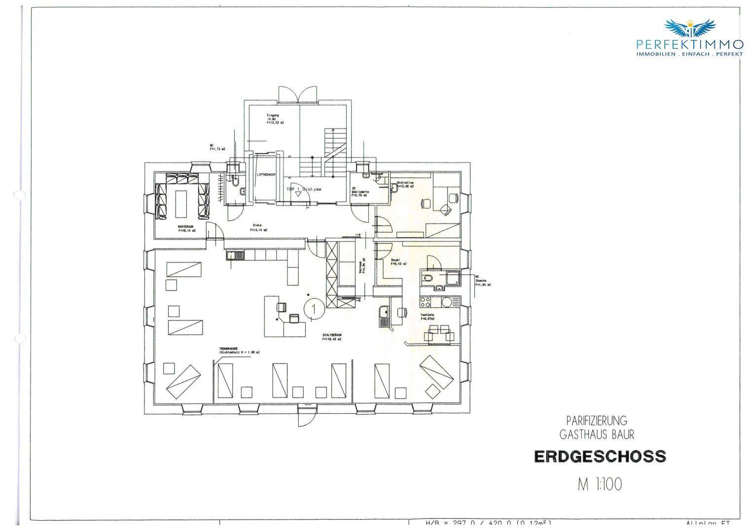 Grundriss des Erdgeschosses eines Gasthauses mit verschiedenen Räumen und einem Aufzug.