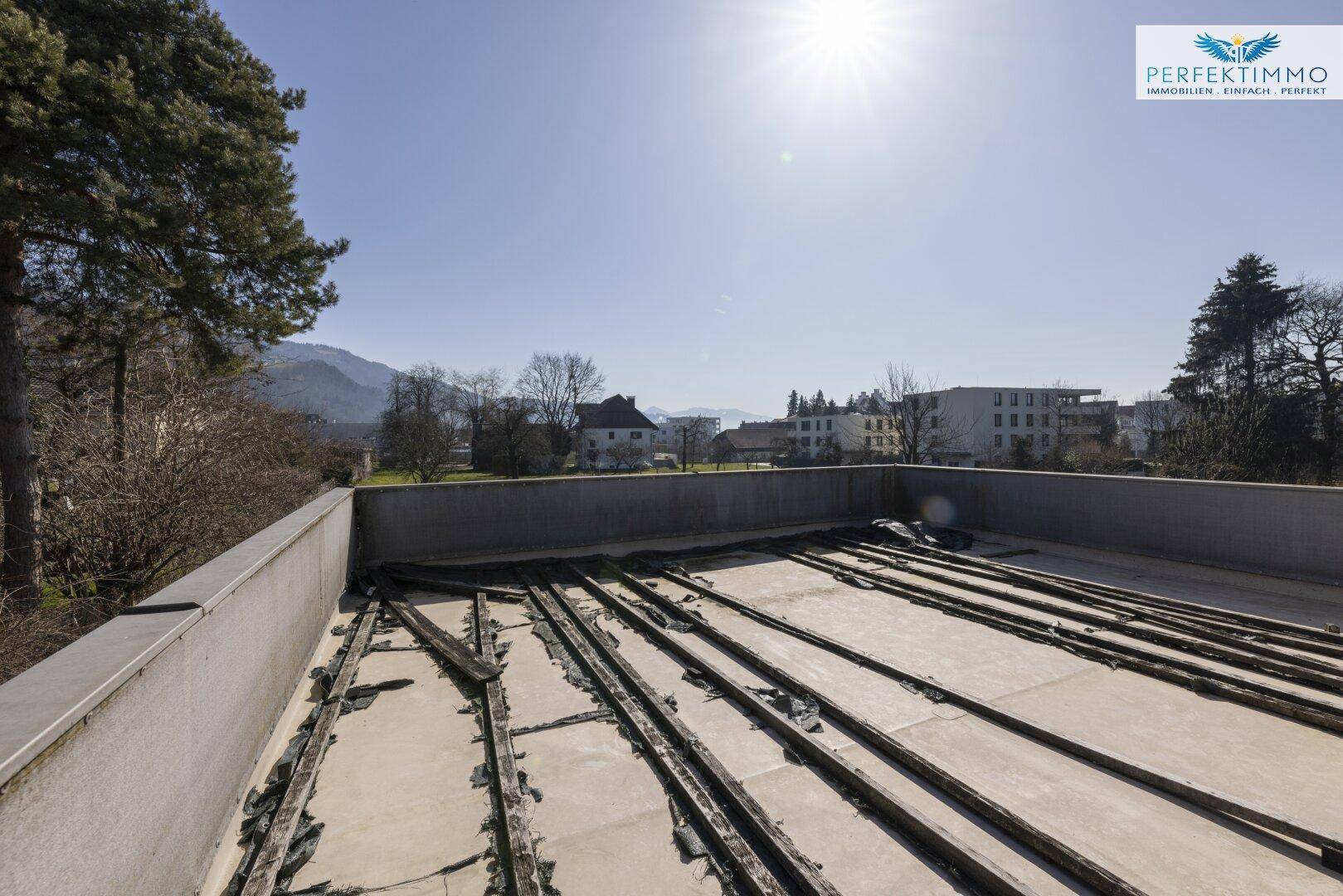 Große Dachterrasse mit Blick auf die Berge und die Umgebung.