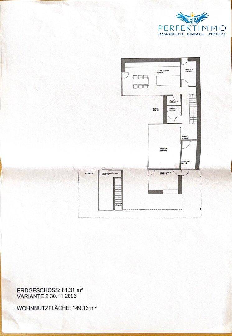 Grundriss des Erdgeschosses mit Wohnbereich und Treppe.