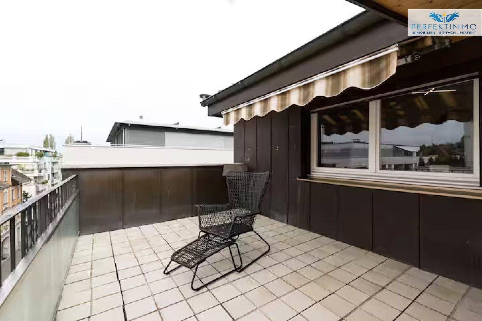 Balkon mit Fliesenboden und einer Liege, um die Aussicht zu genießen.