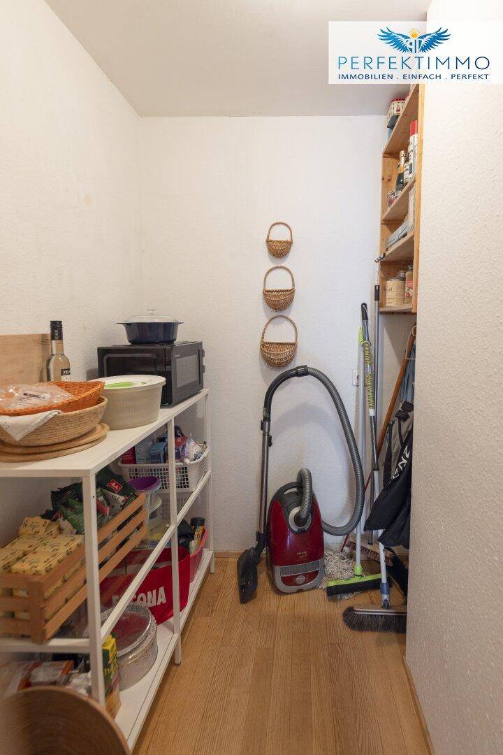 Praktischer Abstellraum mit Regalen, Mikrowelle und Stauraum für Haushaltsgeräte.