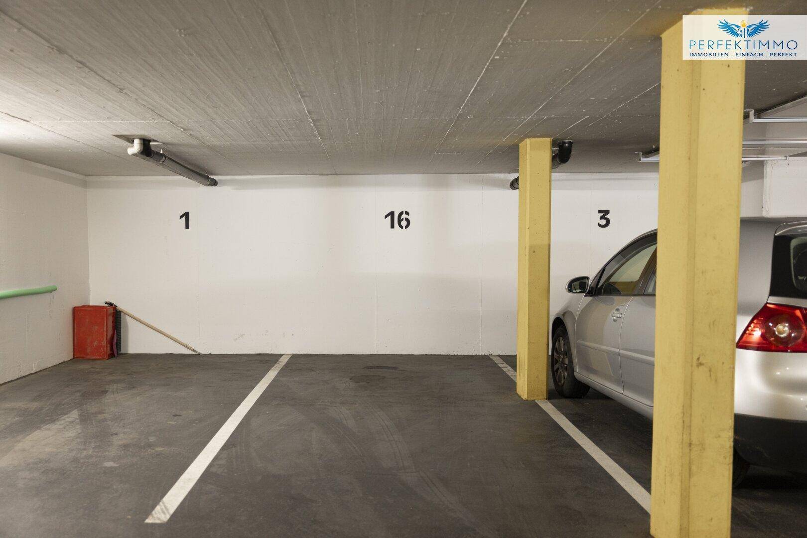 Tiefgaragenstellplatz mit Betonboden und nummerierten Parkplätzen.