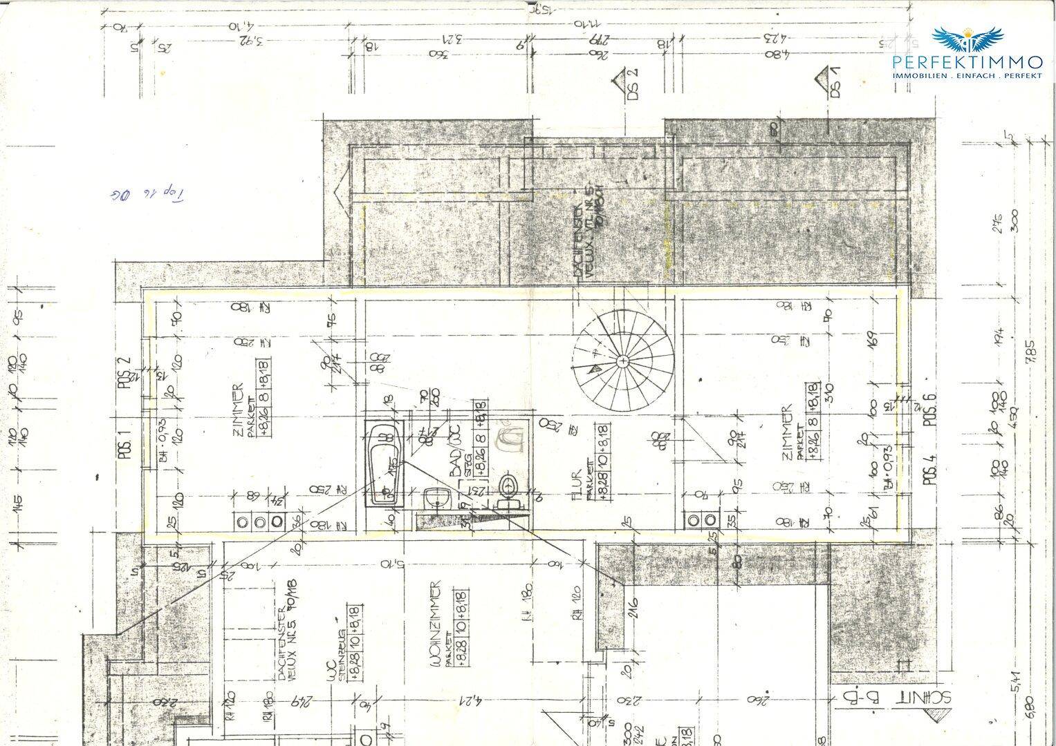 Technischer Grundriss mit detaillierten Maßen und architektonischen Elementen.
