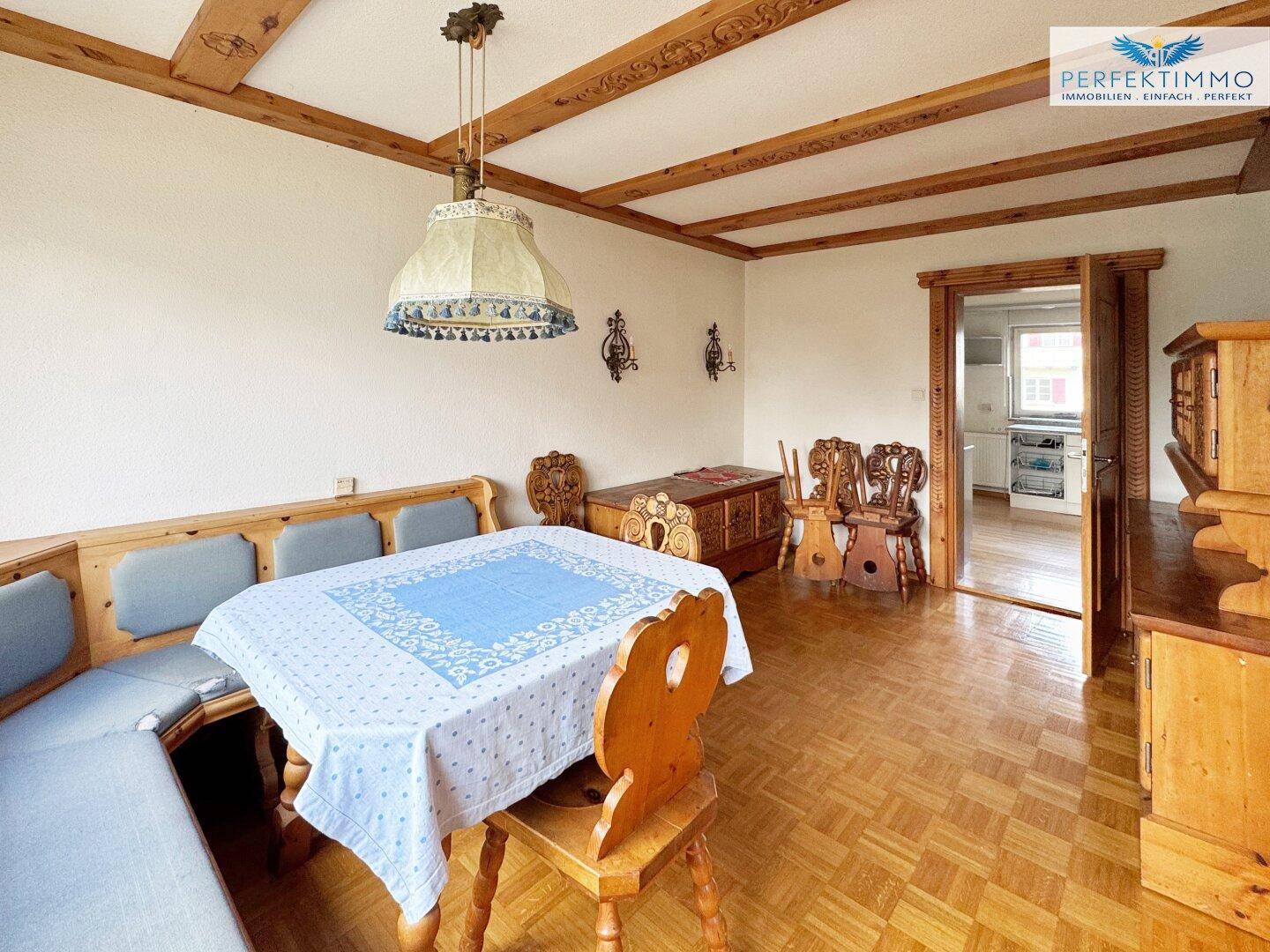 Gemütlicher Essbereich im alpinen Stil mit Holzbalkendecke, Parkettboden und traditionellen Möbeln.
