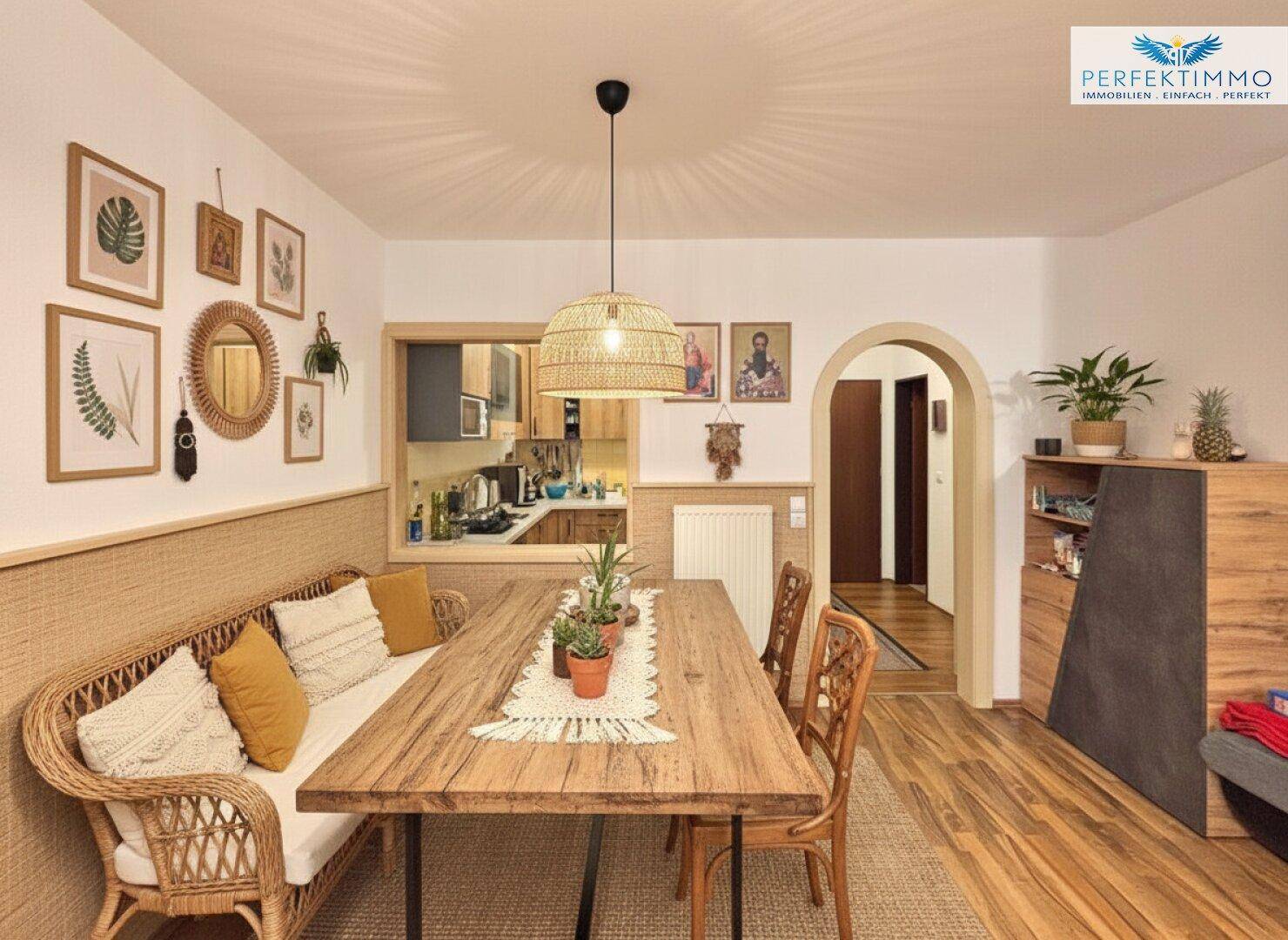 Essbereich mit rustikalem Holztisch, Sitzbank und Blick in die angrenzende Küche, warm und einladend.
