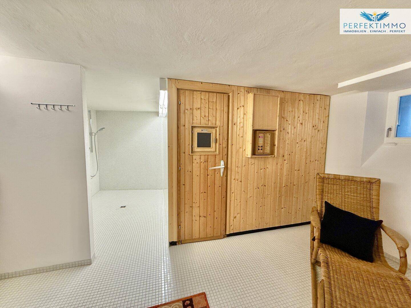 Wellnessbereich mit Sauna und Duschbereich, ideal zur Entspannung nach einem langen Tag.