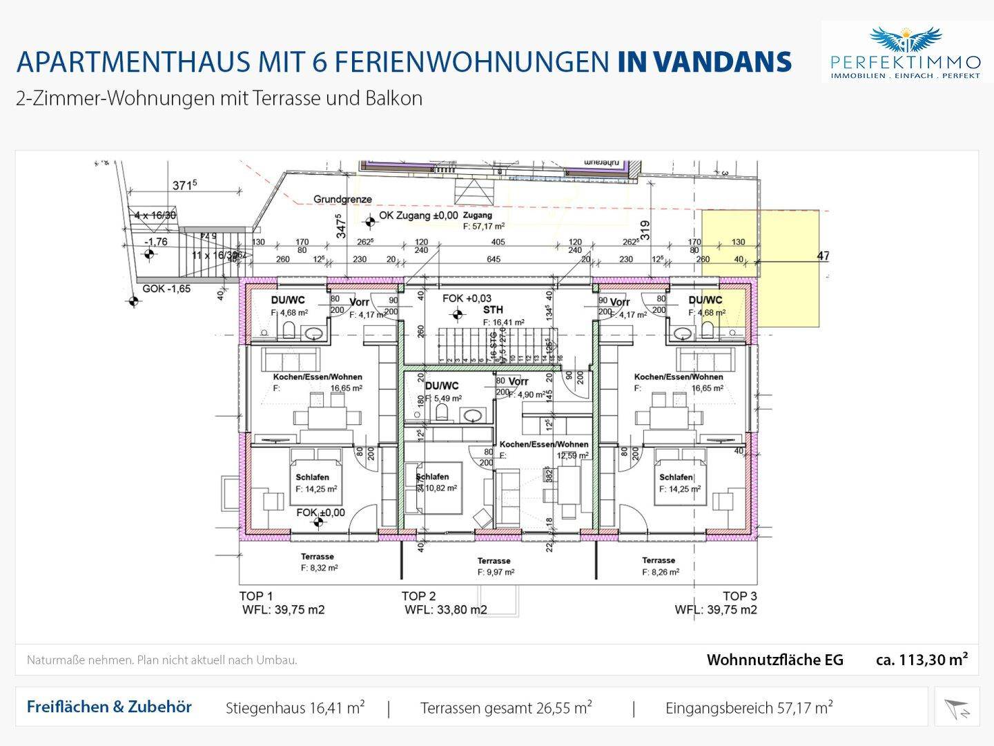 Grundriss des Erdgeschosses mit drei Wohnungen, Terrassen und Zugang zum Außenbereich.
