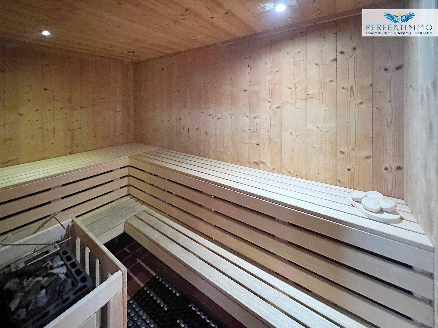 Geräumige Holzsauna mit mehreren Bänken für Entspannung und Wellness.