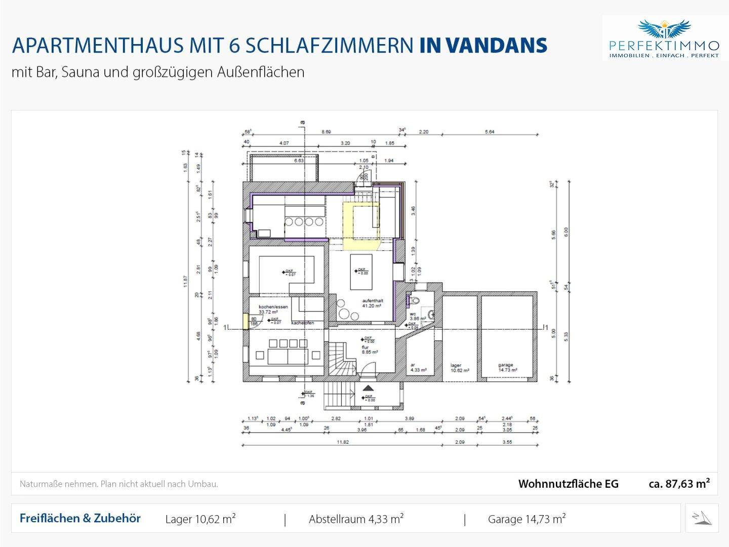 Grundriss des Erdgeschosses mit Küche, Wohnbereich und Garage.