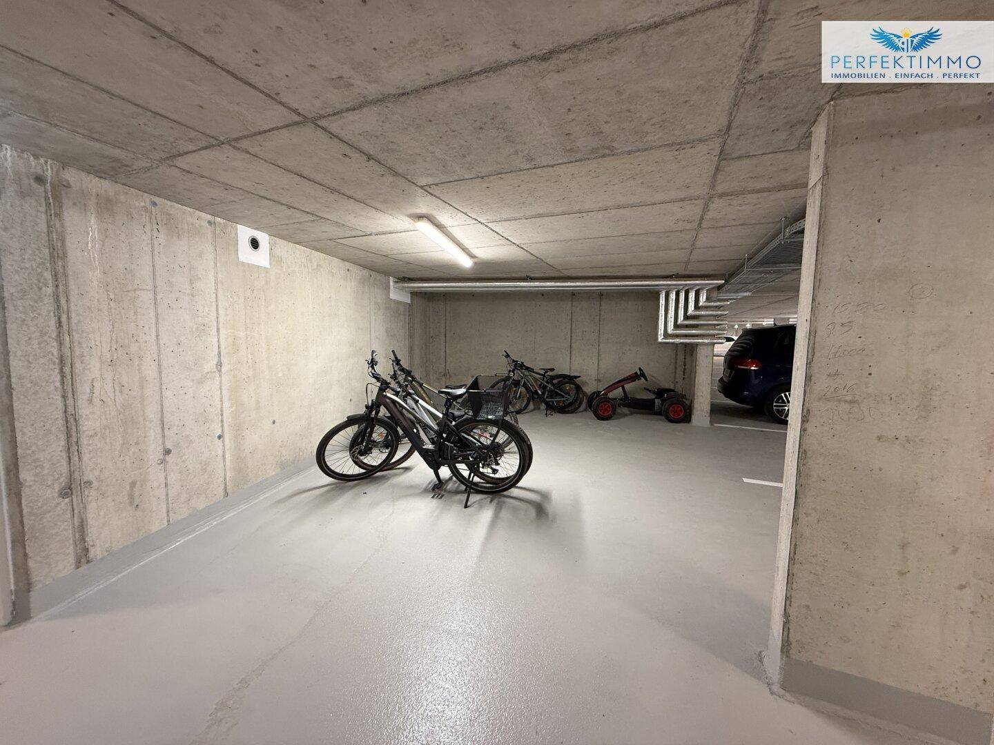 Tiefgarage mit Abstellmöglichkeiten für Fahrräder und weitere Fahrzeuge.